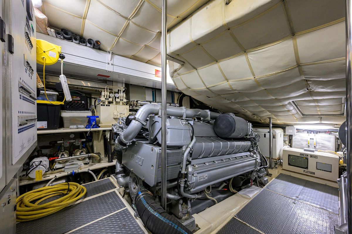 2009 Pershing 90 