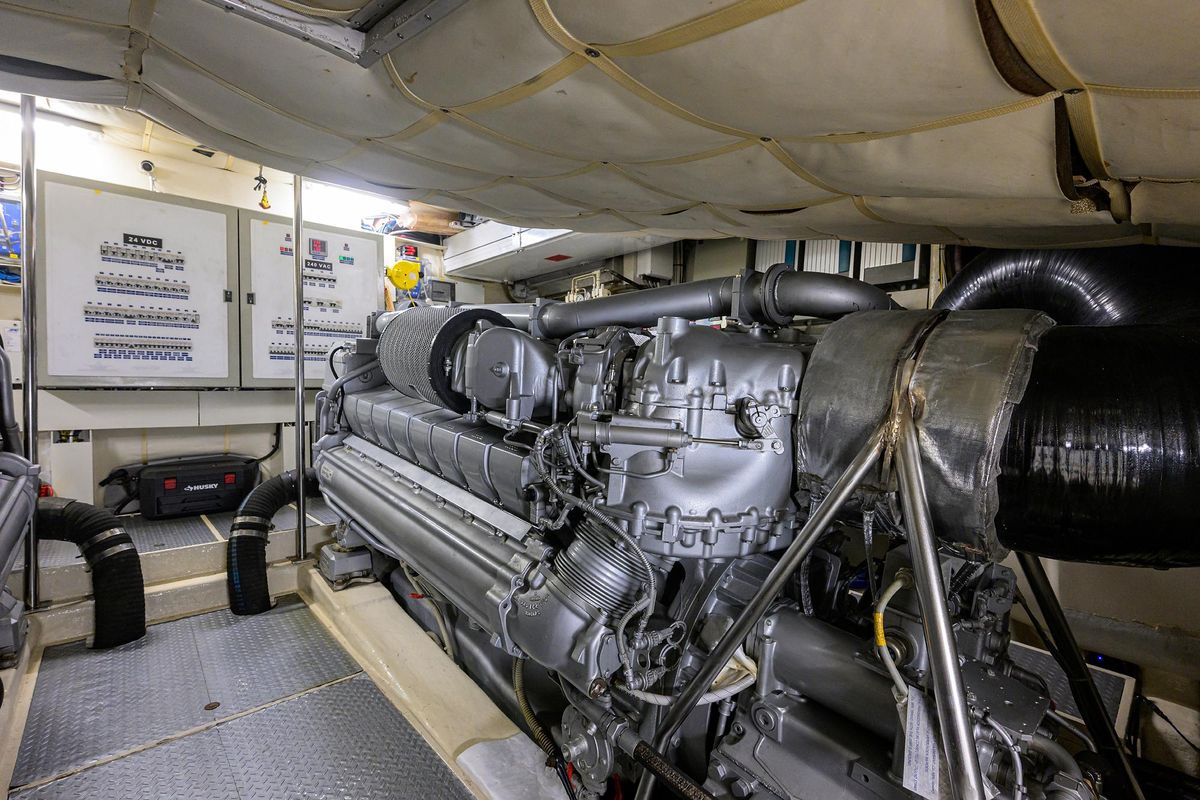 2009 Pershing 90 