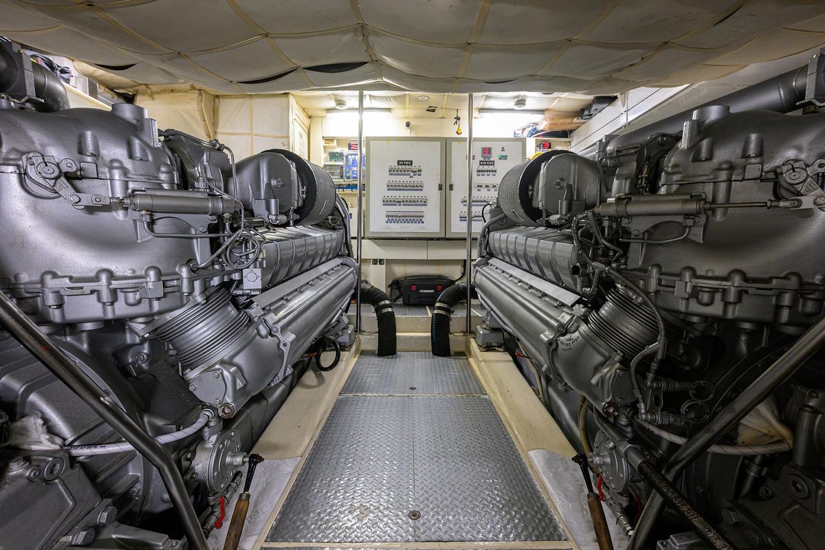 2009 Pershing 90 