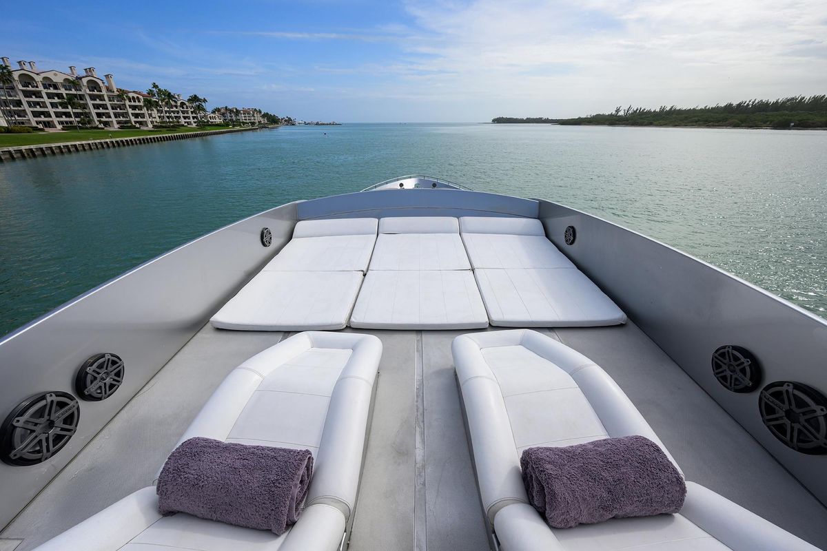 2009 Pershing 90 