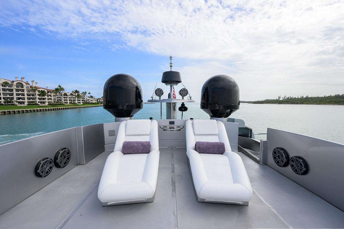 2009 Pershing 90 