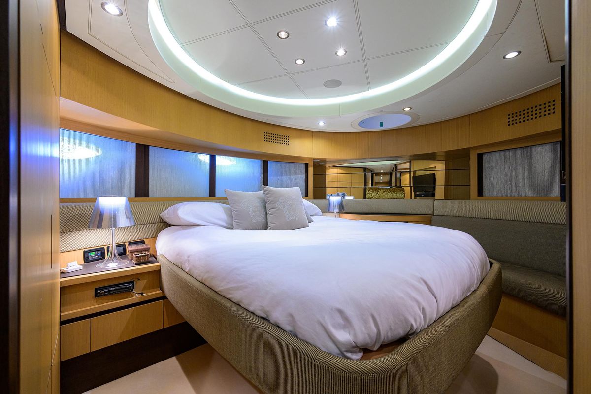 2009 Pershing 90 