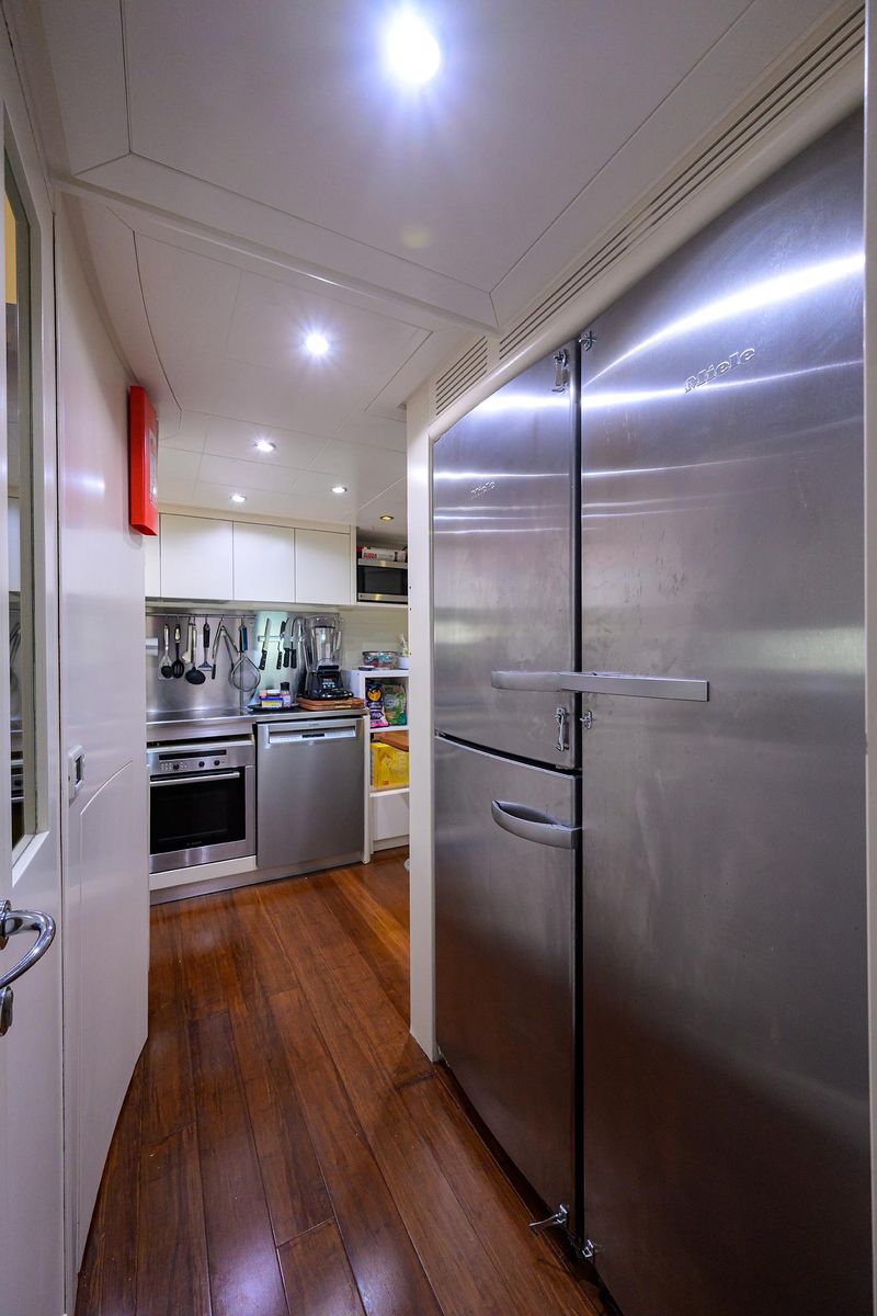 2009 Pershing 90 