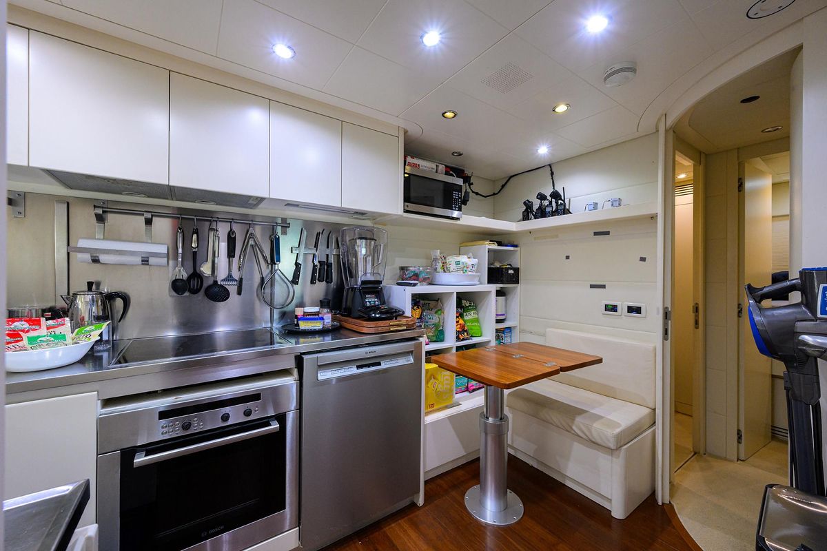2009 Pershing 90 