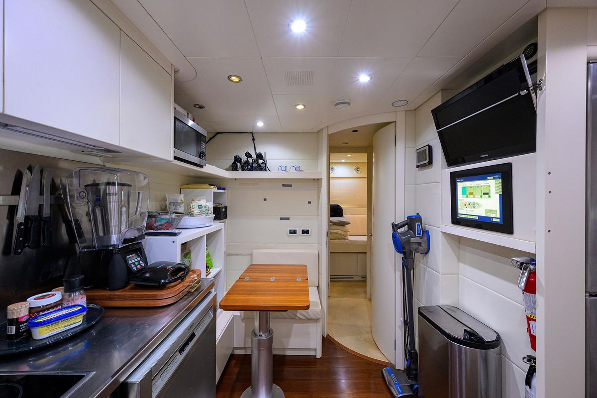 2009 Pershing 90 