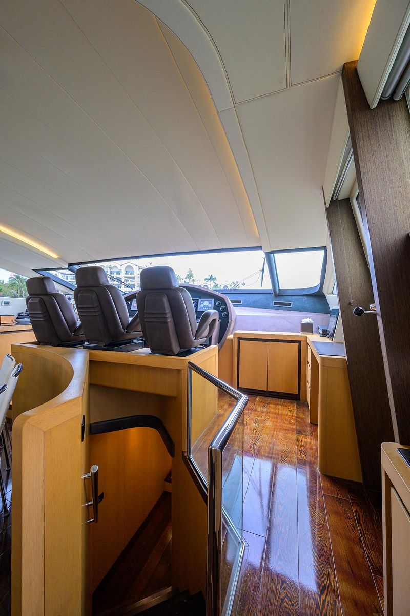 2009 Pershing 90 