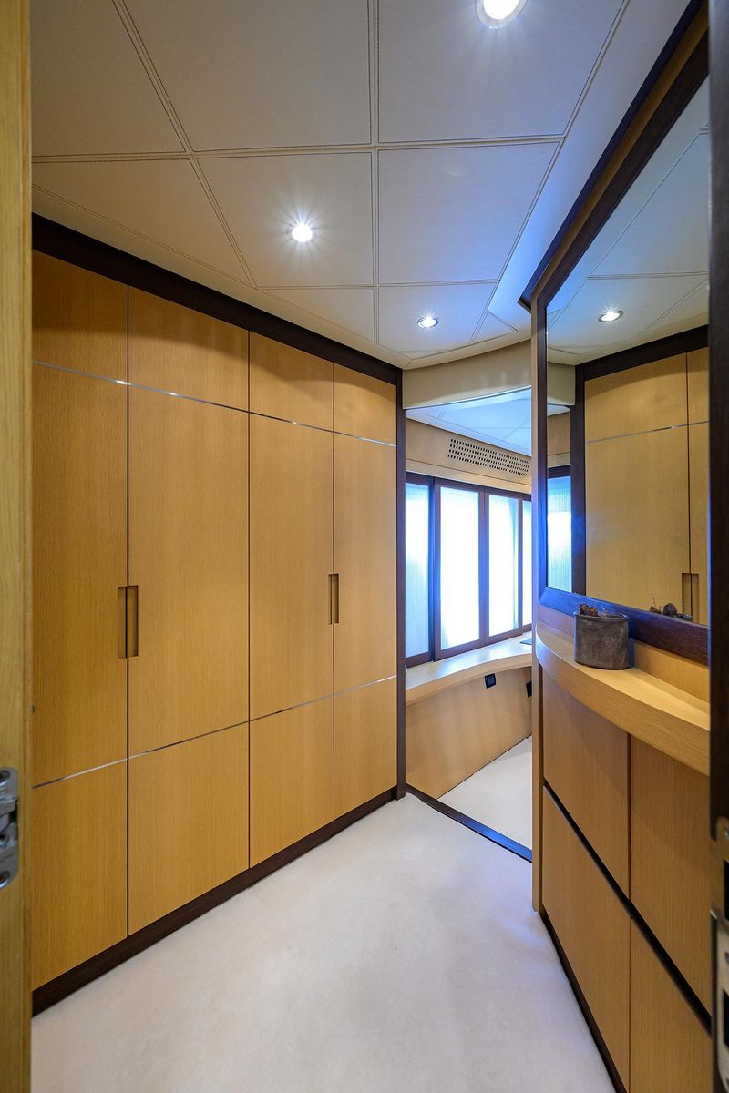 2009 Pershing 90 