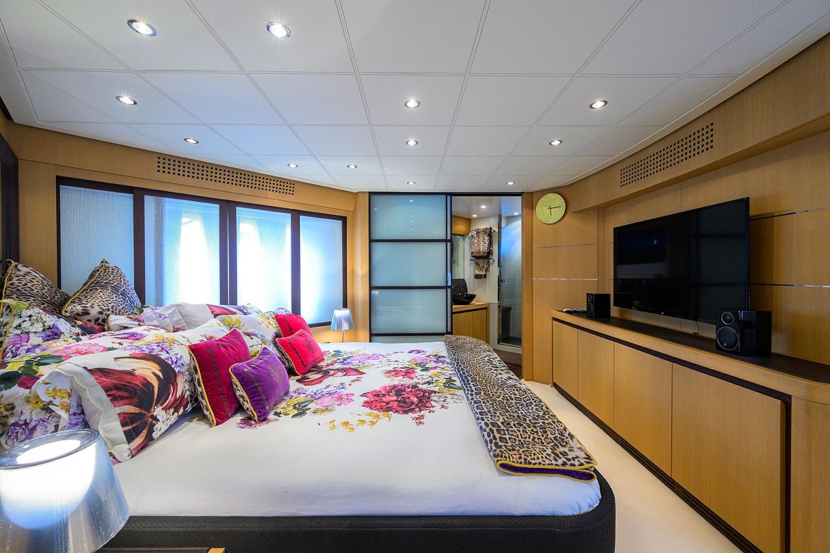 2009 Pershing 90 