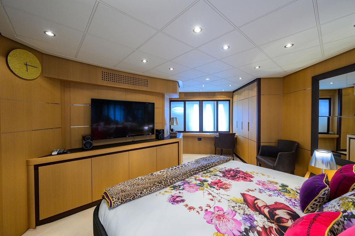 2009 Pershing 90 