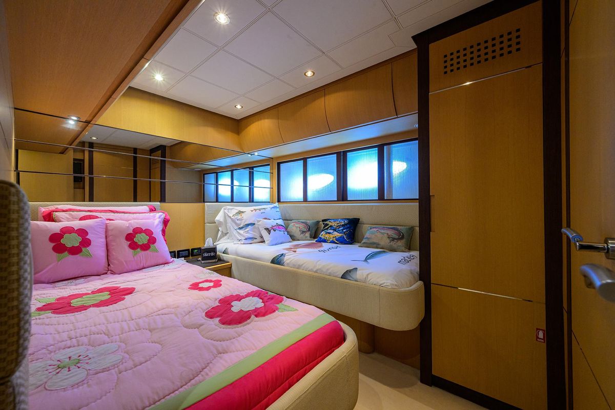 2009 Pershing 90 