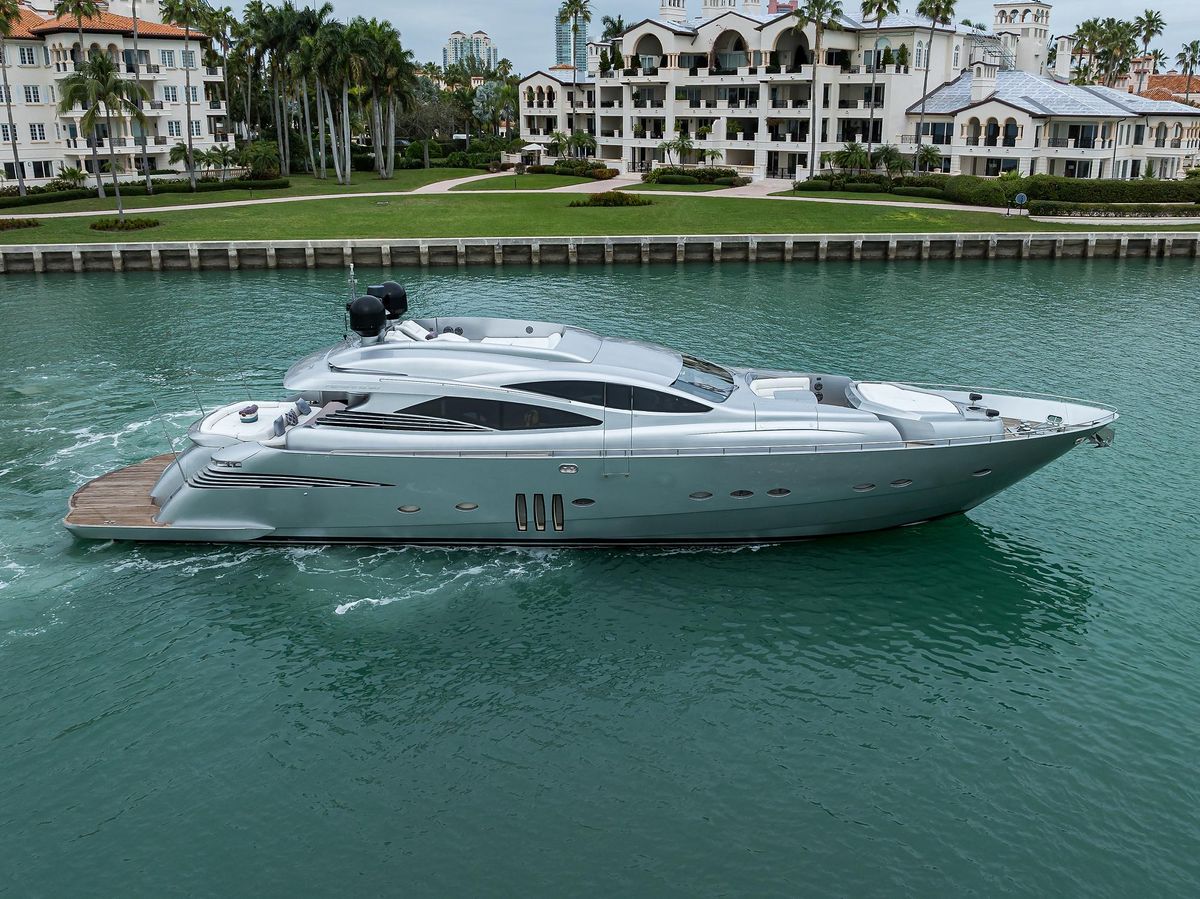 2009 Pershing 90 