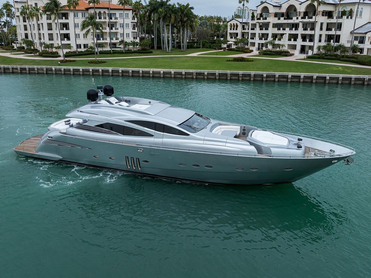 2009 Pershing 90 