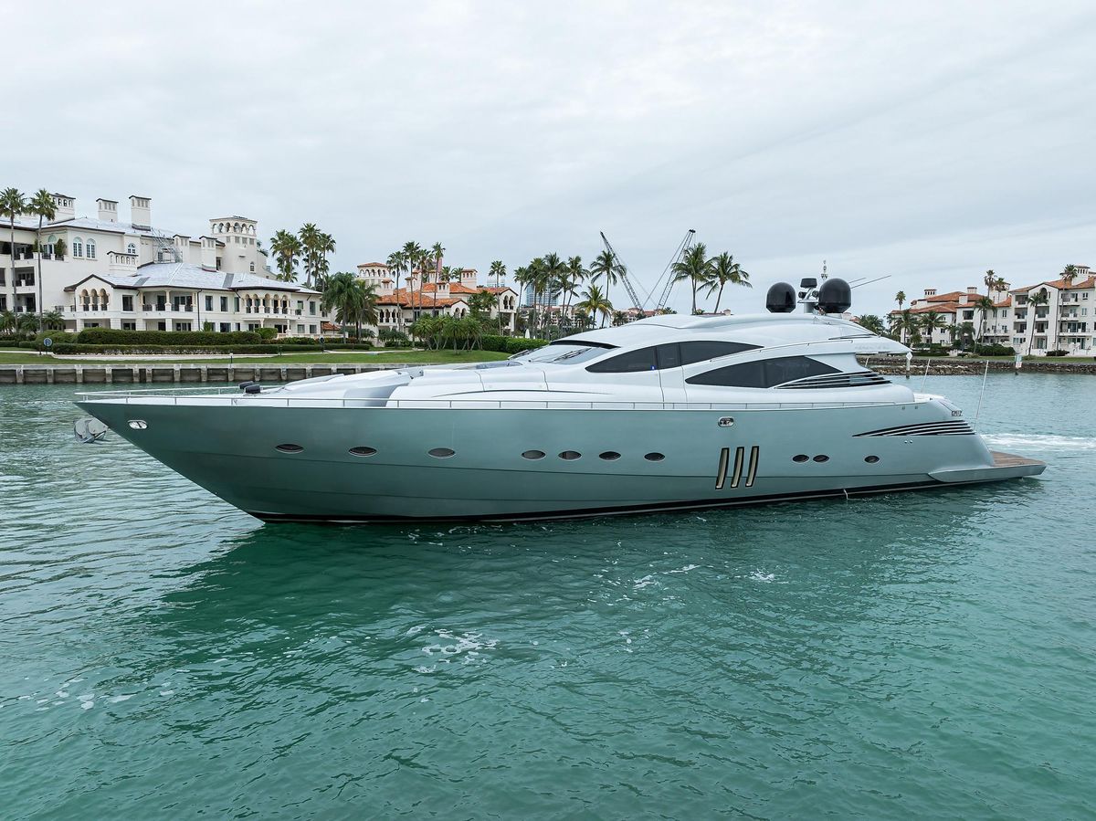 2009 Pershing 90 