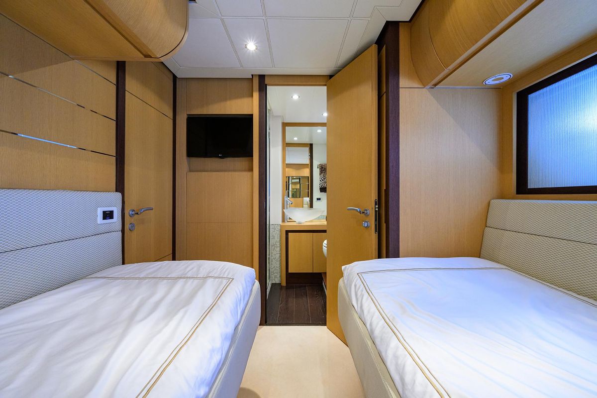 2009 Pershing 90 