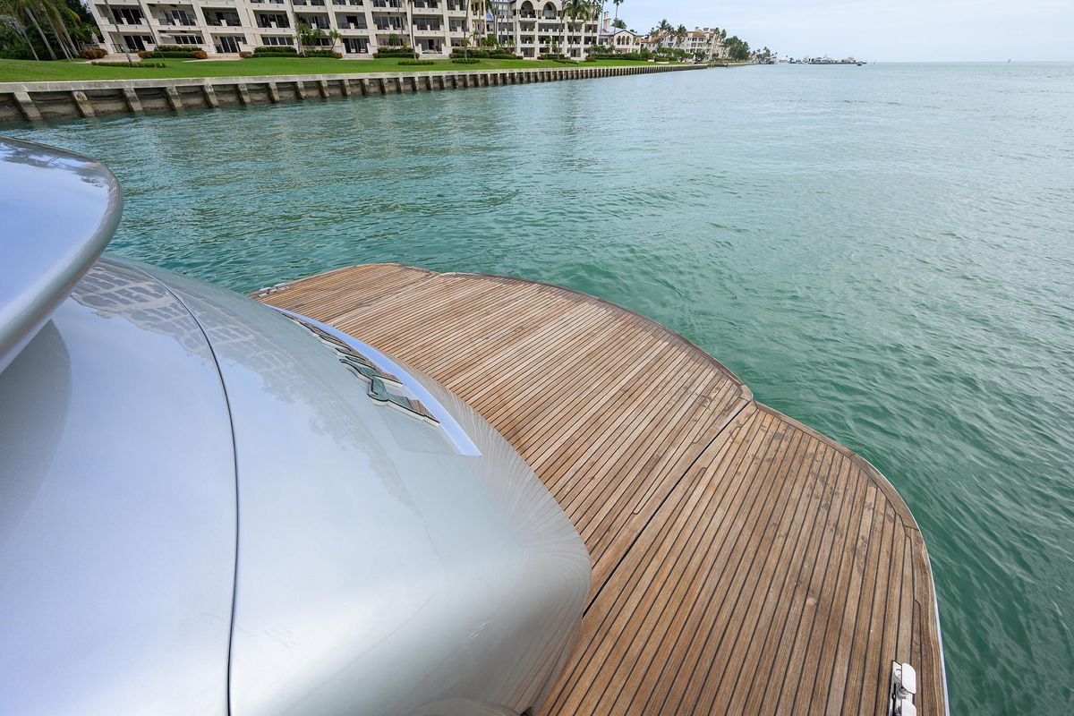 2009 Pershing 90 