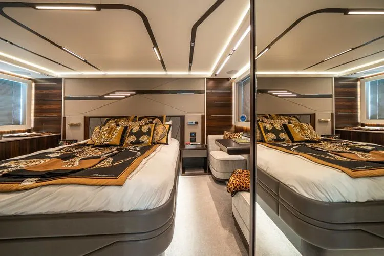 Lorena Yacht Photos Pics 2022 Sunseeker Predator 65 - Image 34