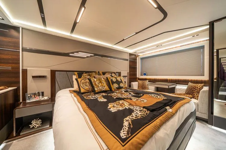 Lorena Yacht Photos Pics 2022 Sunseeker Predator 65 - Image 37