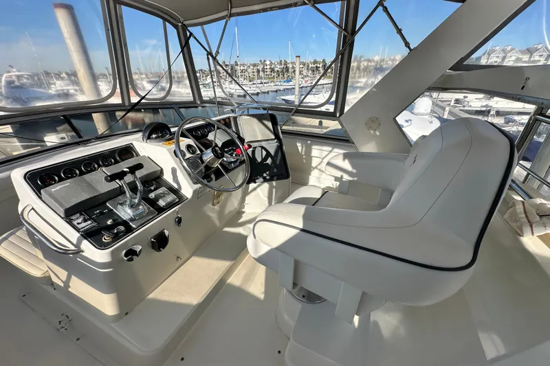 Alyce's Palace II Yacht Photos Pics 1995 Carver 440 Aft Cabin Motor Yacht helm with steering wheel and controls.