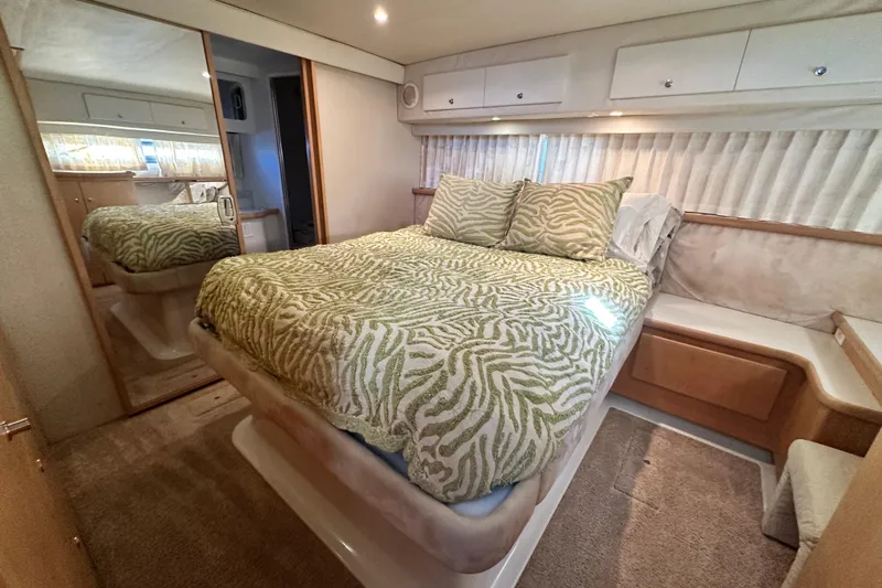 Alyce's Palace II Yacht Photos Pics Interior of 1995 Carver 440 Aft Cabin Motor Yacht with cozy bedroom setup.