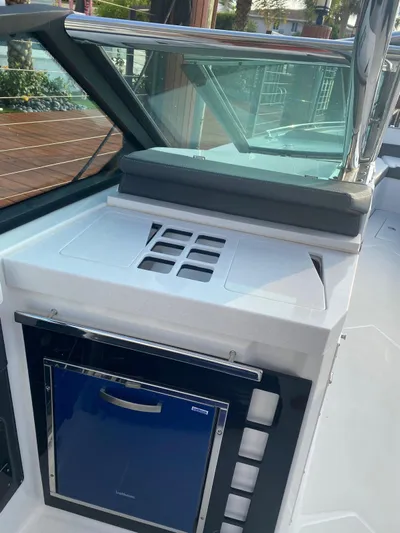  Yacht Photos Pics 2019 Monterey 378 boat interior with sleek design and modern amenities.