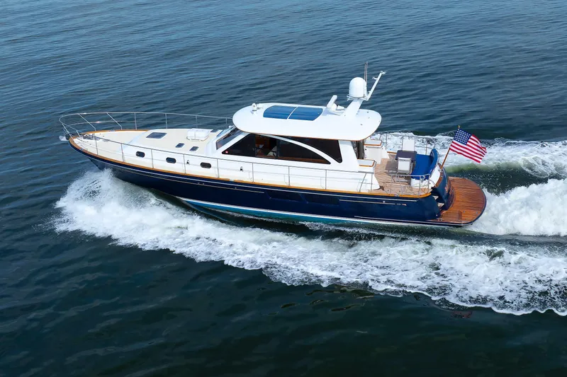 Independence Yacht Photos Pics 2009 Hunt Yachts 52 Express cruising on open water with American flag.