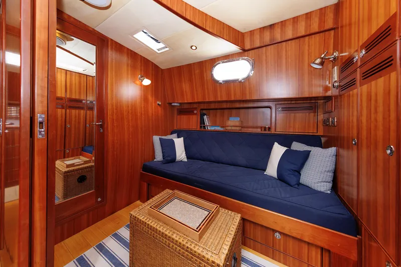 Independence Yacht Photos Pics Luxurious 2009 Hunt Yachts 52 Express cabin with wooden interior and cozy seating.
