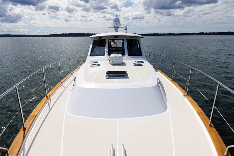 Independence Yacht Photos Pics 2009 Hunt Yachts 52 Express cruising on open water under a cloudy sky.