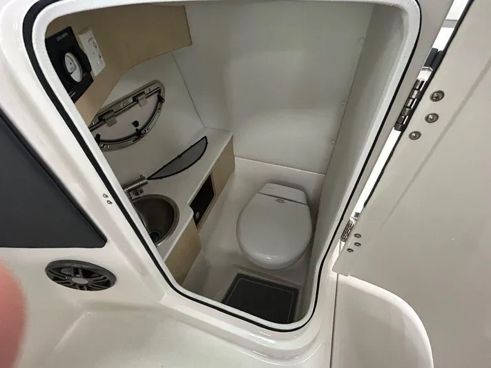  Yacht Photos Pics 2025 Regal Lx6 - Image 9