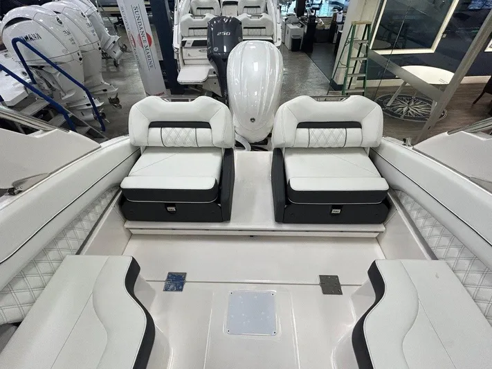  Yacht Photos Pics 2025 Regal Lx6 - Image 4