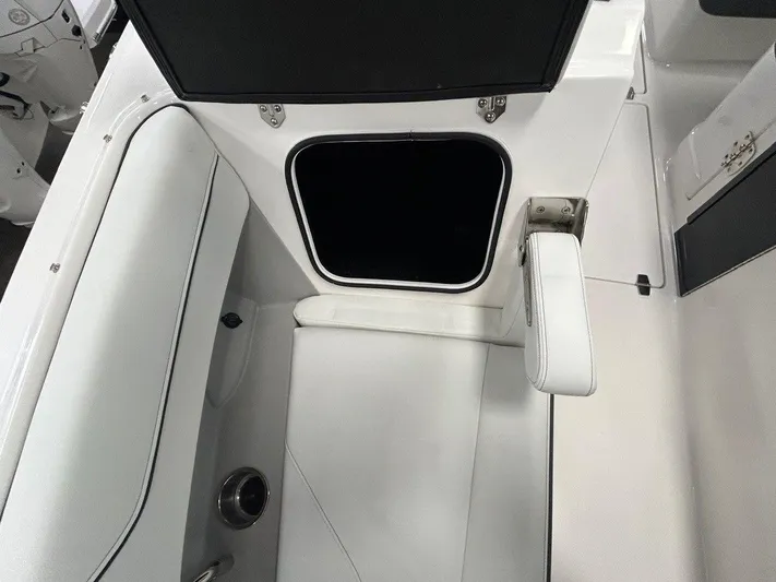  Yacht Photos Pics 2025 Regal Lx6 - Image 8