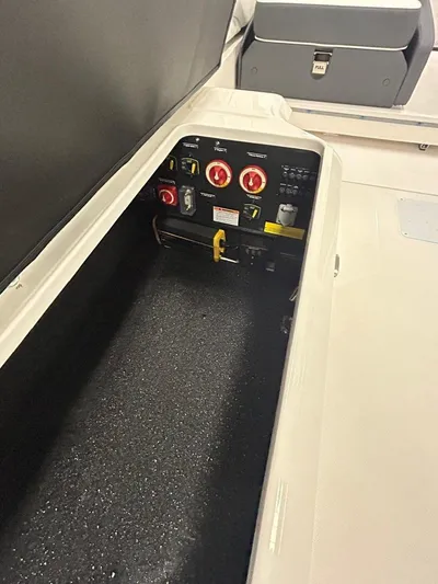  Yacht Photos Pics 2025 Regal Lx6 - Image 12