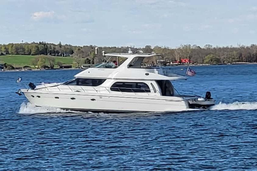 Carver 560 Voyager