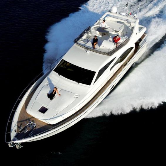 2011-69-7-ferretti-yachts-700