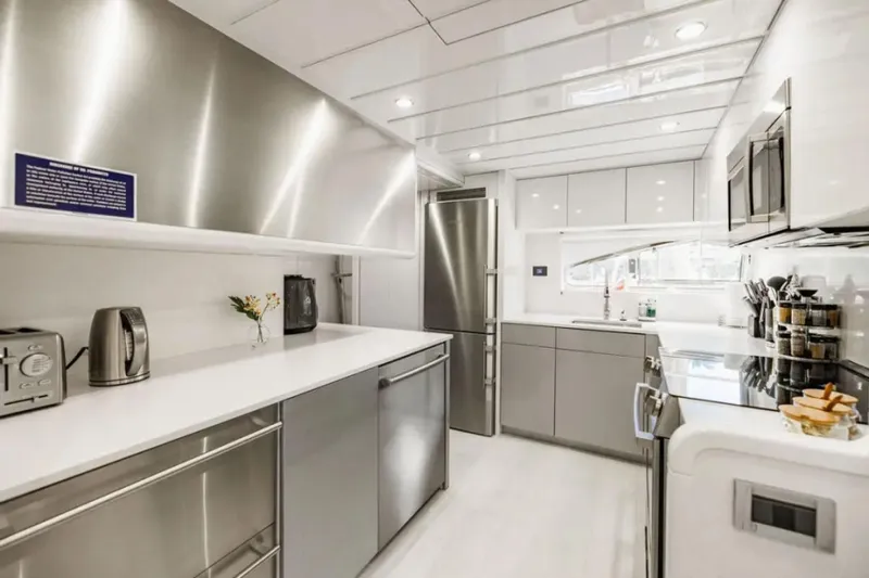 Sinpatico Yacht Photos Pics 2002 Ferretti Yachts 94 - Image 29