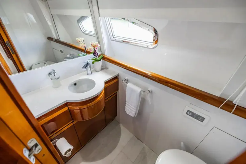 Sinpatico Yacht Photos Pics 2002 Ferretti Yachts 94 - Image 44