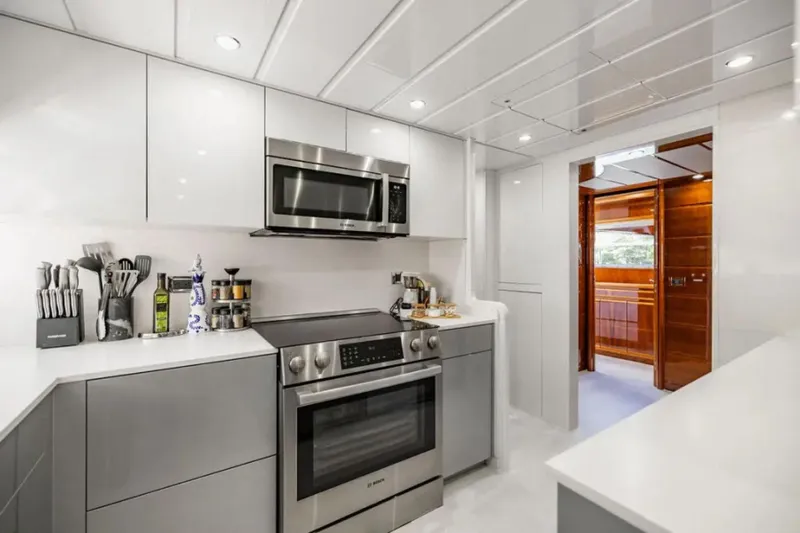 Sinpatico Yacht Photos Pics 2002 Ferretti Yachts 94 - Image 28