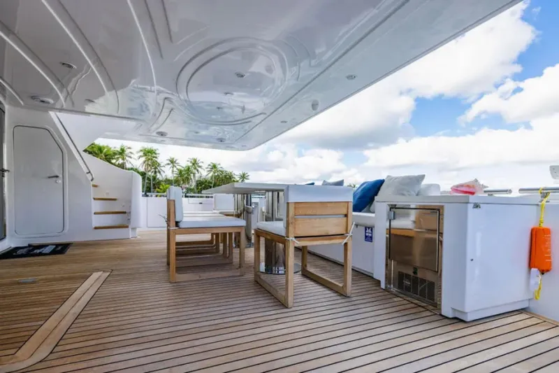 Sinpatico Yacht Photos Pics 2002 Ferretti Yachts 94 - Image 9