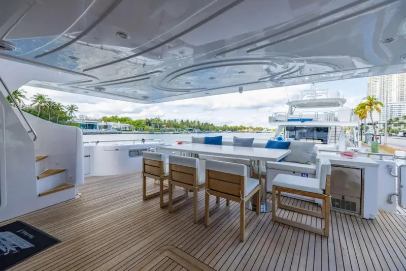 Sinpatico Yacht Photos Pics 2002 Ferretti Yachts 94 - Image 8