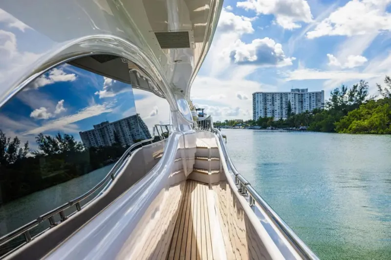 Sinpatico Yacht Photos Pics 2002 Ferretti Yachts 94 - Image 12