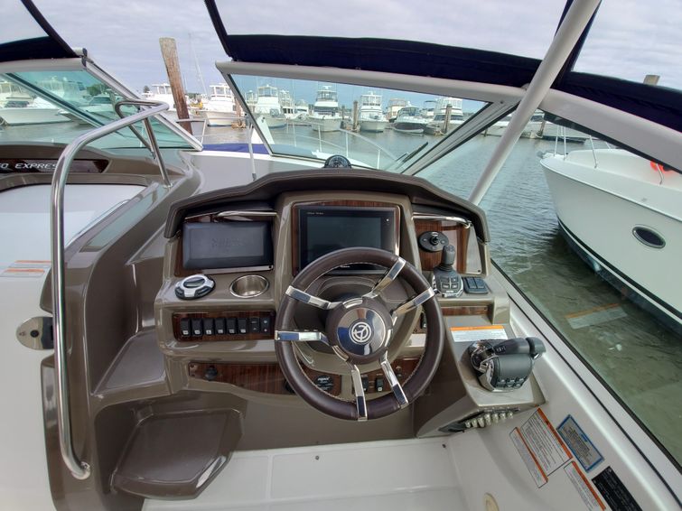 2013-35-cruisers-yachts-350-express