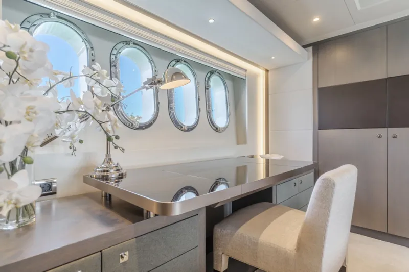 Gyrfalcon Yacht Photos Pics 2016 Van Der Valk Continental - Image 20