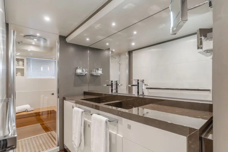 Gyrfalcon Yacht Photos Pics 2016 Van Der Valk Continental - Image 83