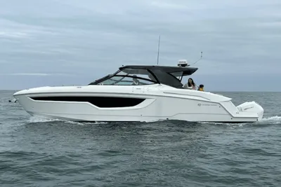 Cruisers Yachts 38 GLS
