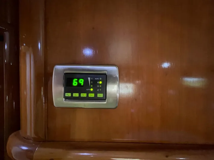 Rudee's Ruckus Yacht Photos Pics DIGITAL AC/HEAT CONTROLS
