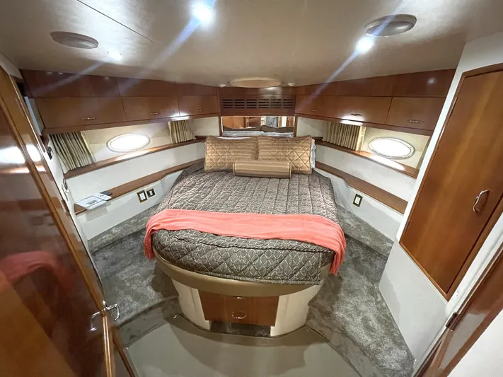 Rudee's Ruckus Yacht Photos Pics VIP/GUEST STATEROOM FORWARD