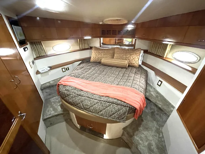 Rudee's Ruckus Yacht Photos Pics VIP/GUEST STATEROOM OVERVIEW