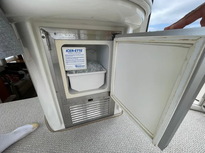 Rudee's Ruckus Yacht Photos Pics AFT DECK WET BAR ICEMAKER