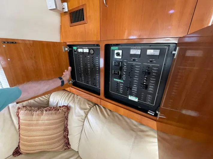 Rudee's Ruckus Yacht Photos Pics AC/DC ELECTRICAL DISTRIBUTION PANELS