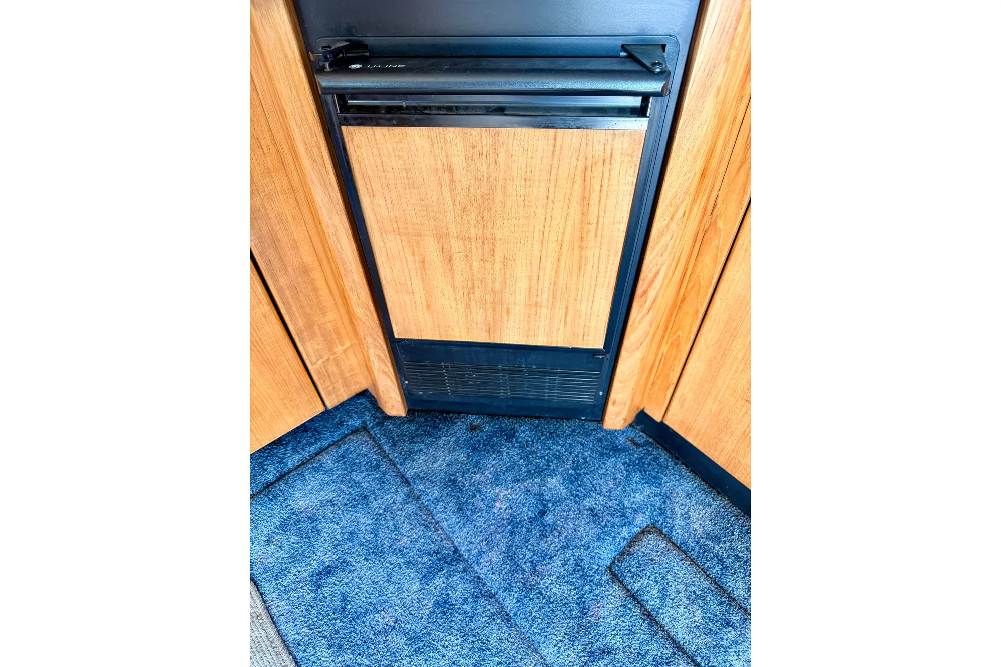 Interior of 1998 Bayliner 3988 Command Bridge Motoryacht with wood paneling and blue carpet.