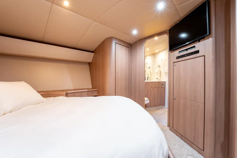  Yacht Photos Pics Luxurious 1998 Donzi R73 yacht bedroom with modern wood finish and ensuite bathroom.